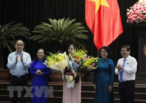 Ủy viên Bộ Chính trị, Bí thư Thành ủy Thành phố Hồ Chí Minh Nguyễn Thiện Nhân cùng lãnh đạo thành phố tặng hoa chúc mừng tân Phó Chủ tịch Hội đồng Nhân dân Thành phố Phan Thị Thắng. (Ảnh: Xuân Dự/TTXVN)