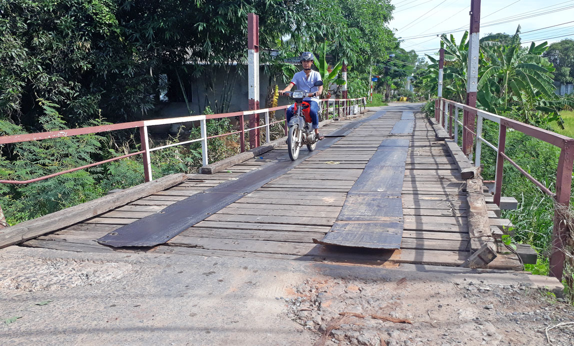 Cây cầu xuống cấp gây mất an toàn cho người tham gia giao thông
