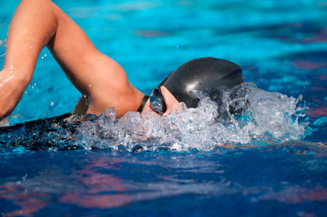 Bơi: Bạn cũng có thể chọn bơi làm hình thức vận động để cải thiện đường tiêu hóa. Các vận động trong khi bơi giúp ống tiêu hóa khỏe mạnh.