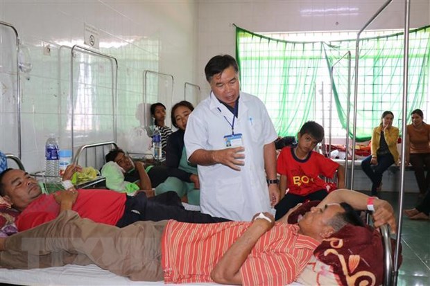Bệnh nhân đang được điều trị tại Bệnh biện Đa khoa thị xã Buôn Hồ (Đắk Lắk). (Ảnh: Tuấn Anh/TTXVN)