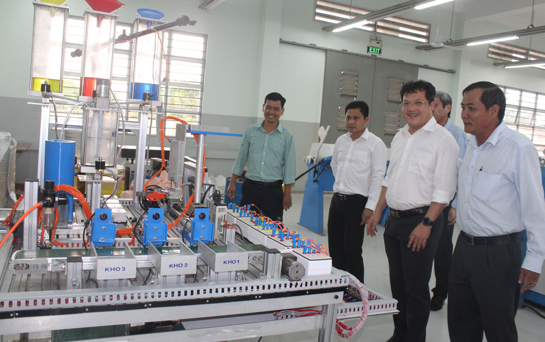 Hội thi thiết bị đào tạo tự làm - Nơi giao lưu, học hỏi và chia sẻ kinh nghiệm Đại biểu tham quan các mô hình, thiết bị đoạt giải tại hội thi
