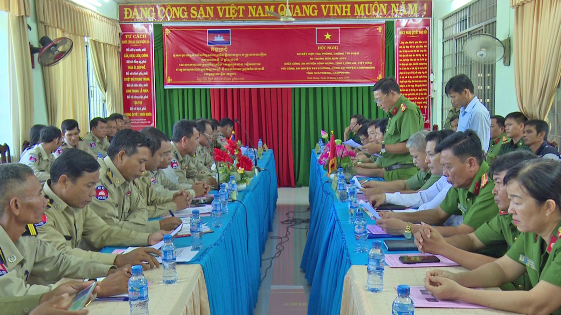 Lực lượng vũ trang các huyện Vĩnh Hưng, SvayChrum, Kompungro thường xuyên trao đổi, rút kinh nghiệm về bảo đảm an ninh, trật tự trên tuyến biên giới