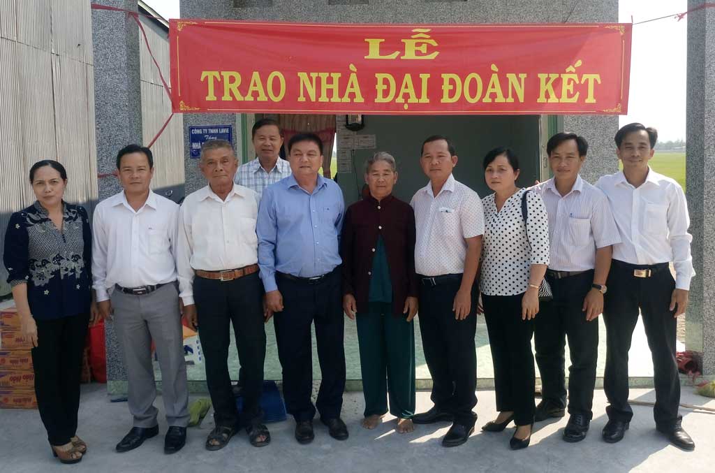 Mặt trận Tổ quốc huyện Tân Hưng cùng lãnh đạo Công ty TNHH MTV LaVie Long An trao nhà Đại đoàn kết ở xã Vĩnh Châu B