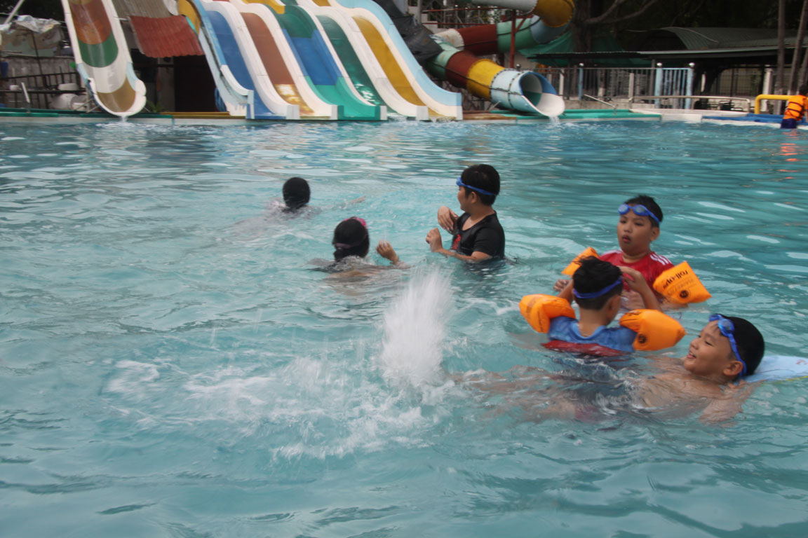Trẻ em thỏa sức bơi và học bơi để trang bị kỹ năng cần thiết