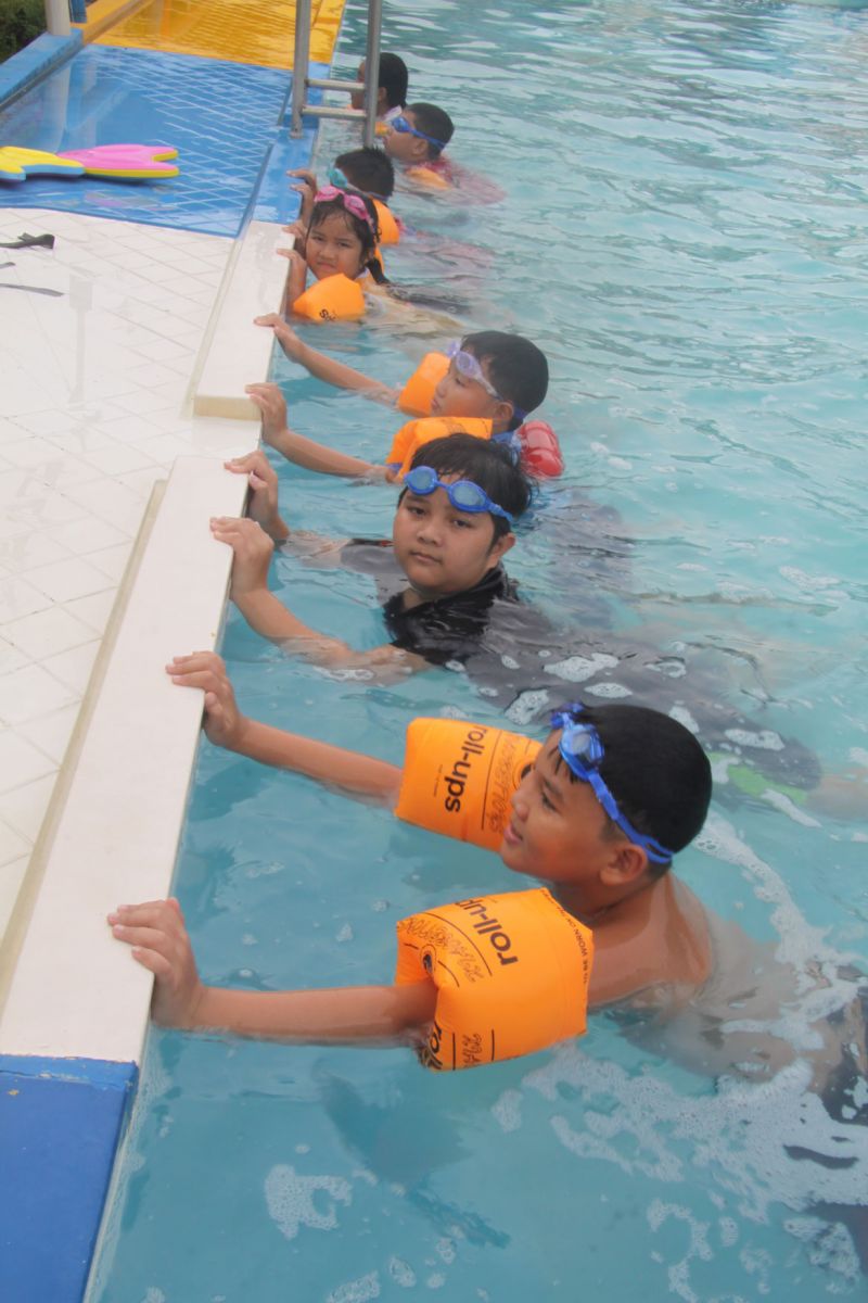 Tham gia lớp bơi, trẻ được dạy kỹ thuật bơi và được theo sát mọi lúc, mọi nơi