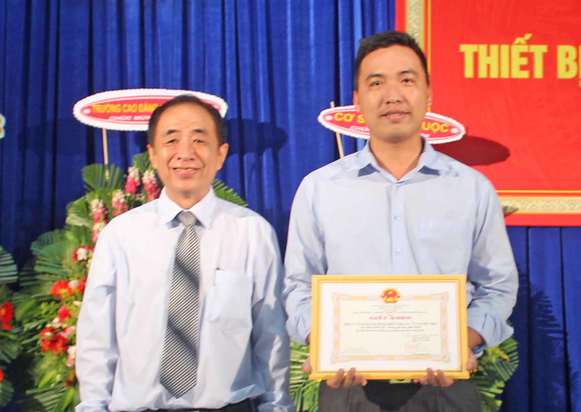 Hội thi thiết bị đào tạo tự làm - Nơi giao lưu, học hỏi và chia sẻ kinh nghiệm Phó Giám đốc Sở Lao động-Thương binh và Xã hội trao giải cho Trường Cao đẳng Nghề Long An- cơ sở Đức Hòa, với mô hình chiết rót-đóng nắp