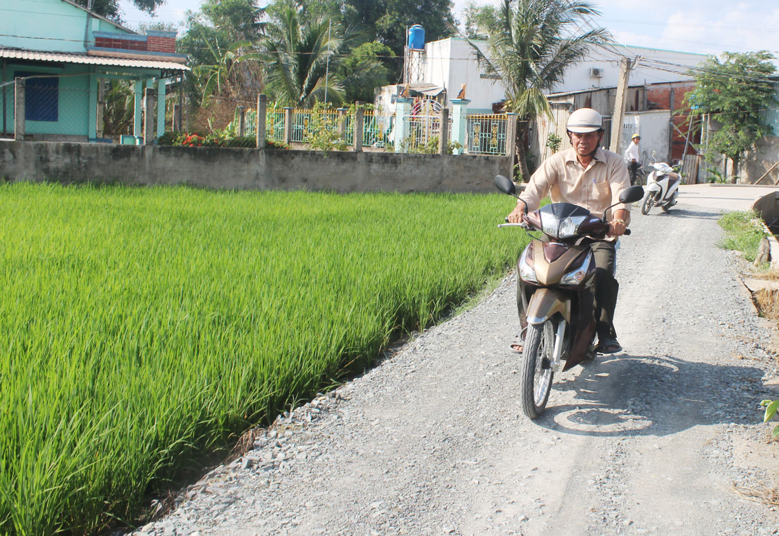 Đường giao thông nông thôn ở ấp Bà Thoại thuận lợi cho người dân lưu thông và vận chuyển hàng hóa