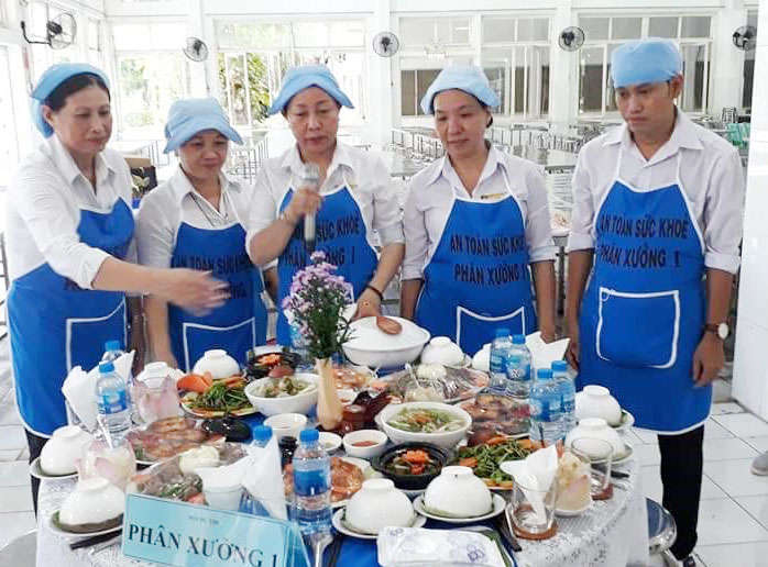 Các đoàn vien công đoàn tham gia hội thi nấu ăn ngày gia đình việt Nam và kỷ niệm 30 năm thành lập công ty