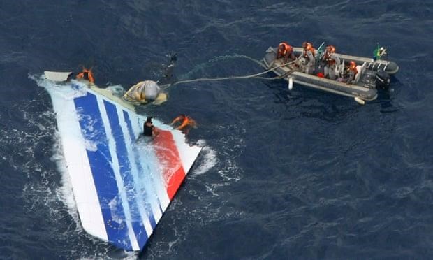 Các thợ lặn phục hồi một phần của phần đuôi từ chiếc Air30 A330 của Pháp bị rơi trên Đại Tây Dương vào ngày 1/6/2009. (Ảnh: AFP/Getty Images)
