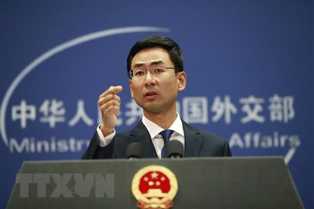 Người phát ngôn Bộ Ngoại giao Trung Quốc Cảnh Sảng tại cuộc họp bảo ở Bắc Kinh. (Ảnh: EPA/TTXVN)