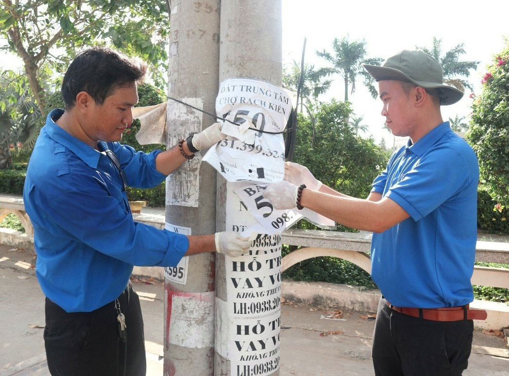 Bóc gỡ quảng cáo, rao vặt trên cột điện,... trong Ngày Chủ nhật xanh