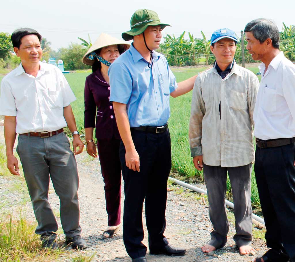 Chủ tịch UBND huyện - Huỳnh Văn Quang Hùng khảo sát tình hình sản xuất rau ứng dụng công nghệ cao trên địa bàn xã Phước Vân