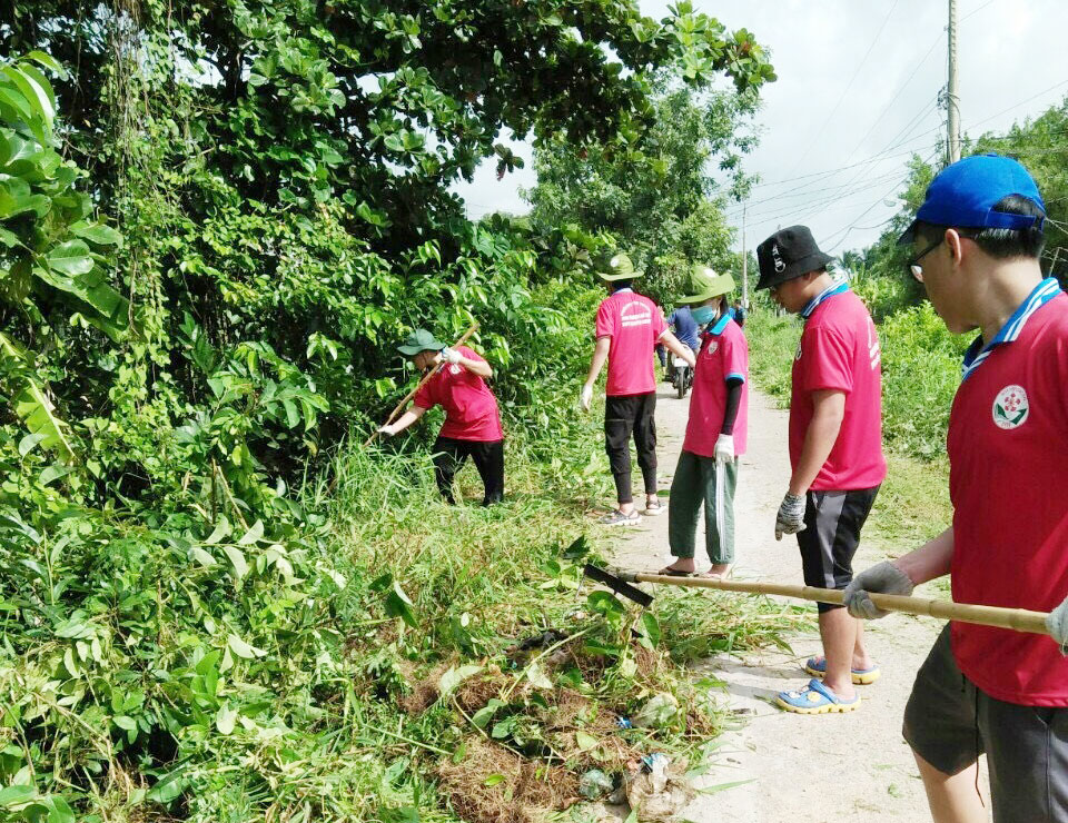 Đoàn viên, thanh niên tham gia phát quang bụi rậm, tạo không gian thông thoáng, góp phần xây dựng xã văn hóa, nông thôn mới, đô thị văn minh