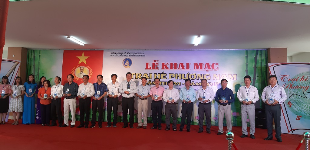21 high schools for gifted students and high-quality high schools participate in Southern Summer Camp in Long An Director of Long An Department of Education and Training - Nguyen Thanh Tiep presents memorial gifts for schools
