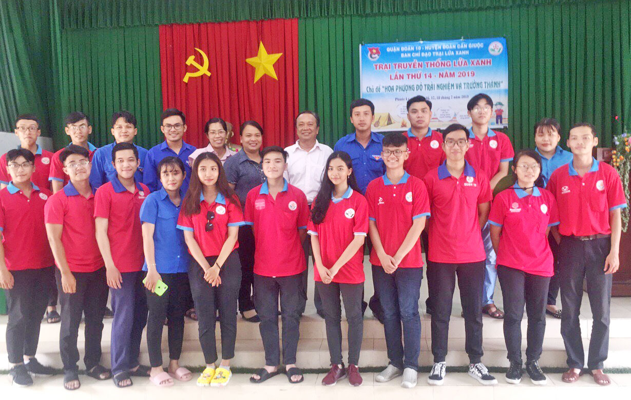Các chiến sĩ tình nguyện quận 10, TP.HCM làm Lễ xuất quân về xã Phước Lý hoạt động Vì người bạn ngoại thành