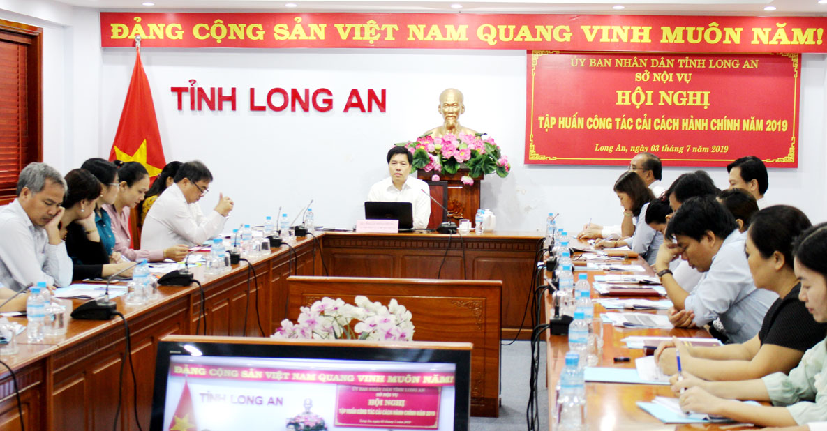 Vụ trưởng Vụ Cải cách hành chính - Phạm Minh Hùng tập huấn kiến thức về công tác cải cách hành chính cho đại diện lãnh đạo, cán bộ chuyên môn sở, ngành tỉnh và UBND cấp huyện trên địa bàn tỉnh Long An