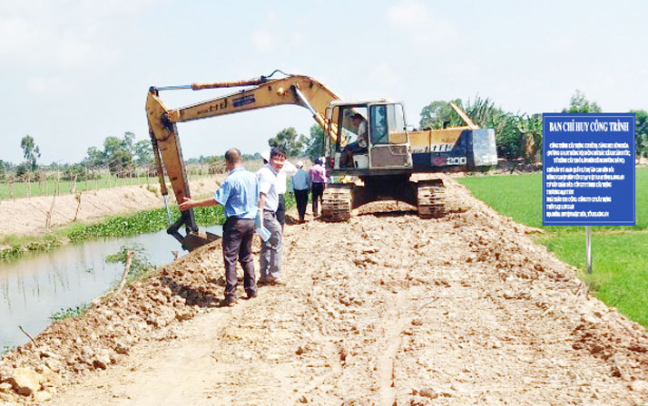 Củng cố, mở rộng hợp tác xã để được đầu tư cơ sở hạ tầng, trang thiết bị trong vùng dự án Dự án VnSAT Long An hỗ trợ nâng cấp đường giao thông nội đồng tại Hợp tác xã Bình Hòa, xã Bình Hòa Đông, huyện Mộc Hóa. (Ảnh: Ban Quản lý Dự án VnSAT Long An)