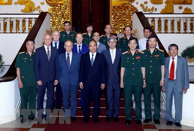 Prime Minister Nguyen Xuan Phuc (fifth, right, front) and scientists (Photo: VNA)