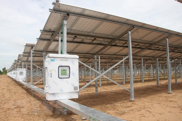 Khu vực lắp đặt các tấm pin mặt trời của Nhà máy điện năng lượng Mặt Trời kết hợp nông nghiệp công nghệ cao tại Trường Đại học Cửu Long. (Ảnh: Lê Thúy Hằng/TTXVN)