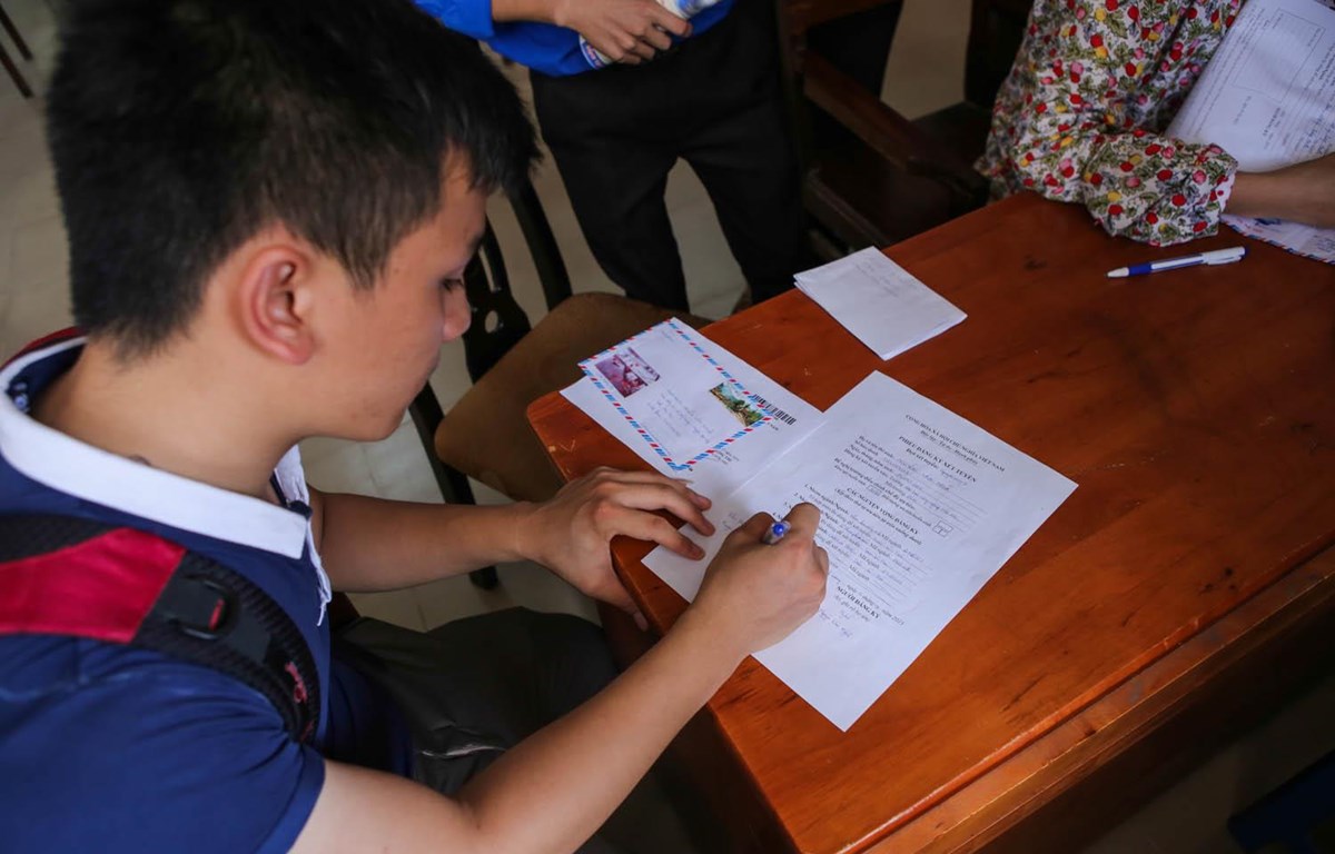 Bí quyết điều chỉnh nguyện vọng xét tuyển đại học 'ăn chắc' đỗ Thi sinh làm hồ sơ xét tuyển đại học. (Ảnh: Minh Sơn/Vietnam+)