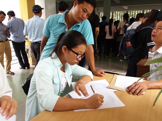 Bí quyết điều chỉnh nguyện vọng xét tuyển đại học 'ăn chắc' đỗ Thí sinh làm hồ sơ xét tuyển đại học. (Ảnh: Phạm Mai/Vietnam+)