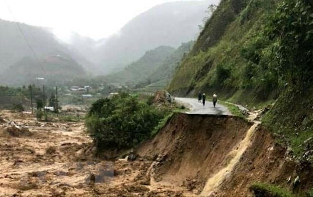 Tỉnh lộ 4H đi vào huyện Mường Tè (Lai Châu) bị lũ cuốn sạt lở, gây chia cắt giao thông. (Ảnh: Việt Hoàng/TTXVN)