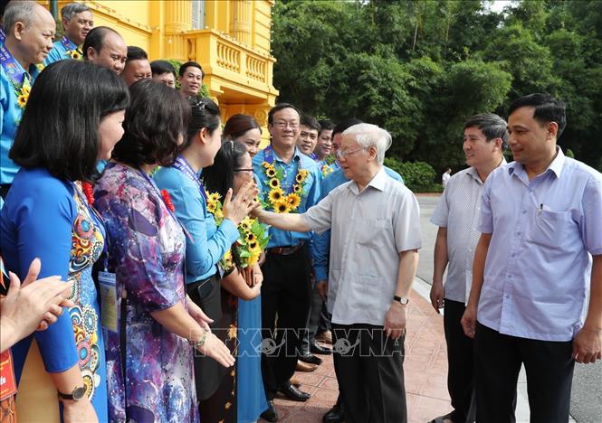 Tổng Bí thư, Chủ tịch nước Nguyễn Phú Trọng gặp mặt các Chủ tịch công đoàn cơ sở tiêu biểu và các cán bộ công đoàn được nhận Giải thưởng Nguyễn Văn Linh lần thứ nhất. Ảnh TTXVN