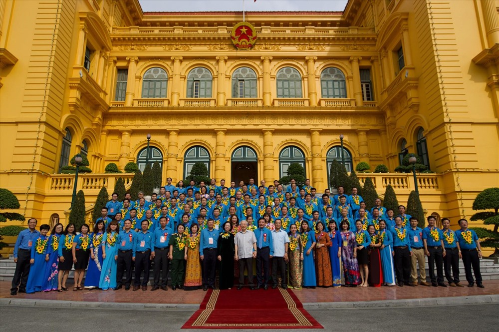 Tổng Bí thư, Chủ tịch nước gặp mặt Đoàn đại biểu Chủ tịch công đoàn cơ sở tiêu biểu Tổng Bí thư, Chủ tịch nước Nguyễn Phú Trọng cùng các đại biểu. Ảnh Laodong.vn