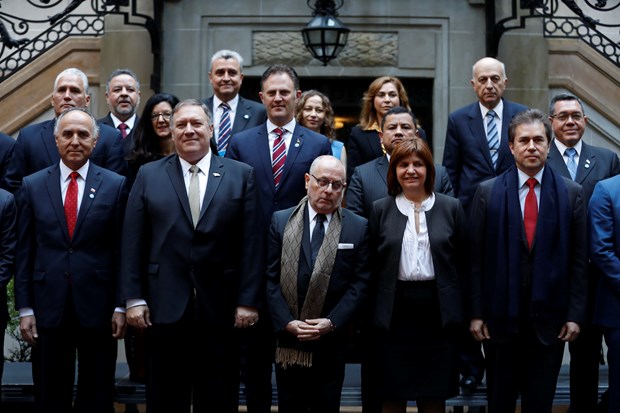 Ngoại trưởng các nước chụp ảnh lưu niệm tại hội nghị ở Buenos Aires, Argentina. (Ảnh: AFP/TTXVN)