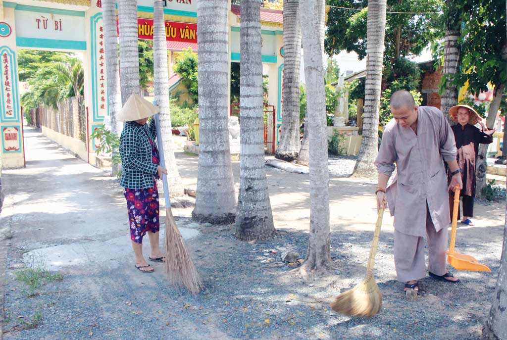 Các tín đồ, phật tử hưởng ứng phong trào Toàn dân bảo vệ môi trường