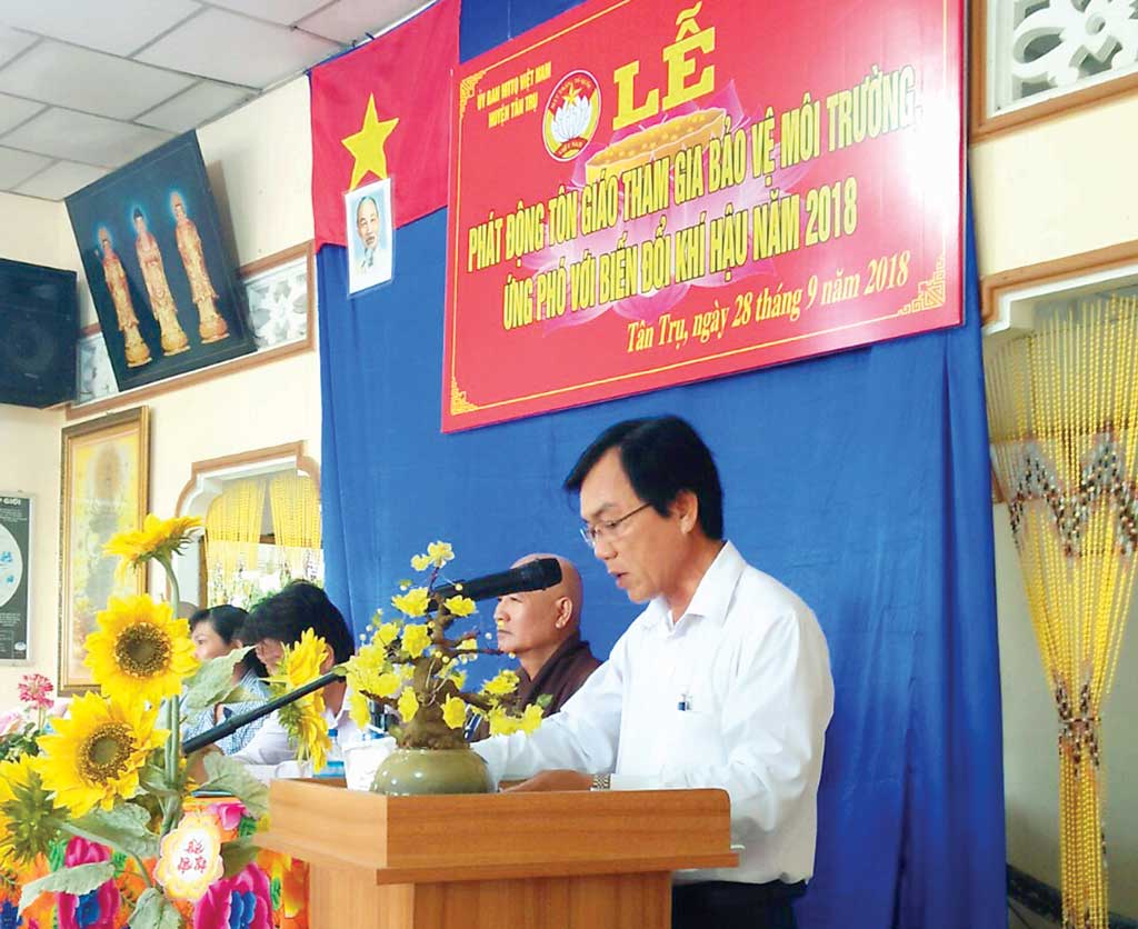 Chủ tịch UBMTTQ Việt Nam huyện Tân Trụ - Nguyễn Văn Dễ  phát động phong trào “Toàn dân tham gia bảo vệ môi trường thích ứng biến đổi khí hậu”