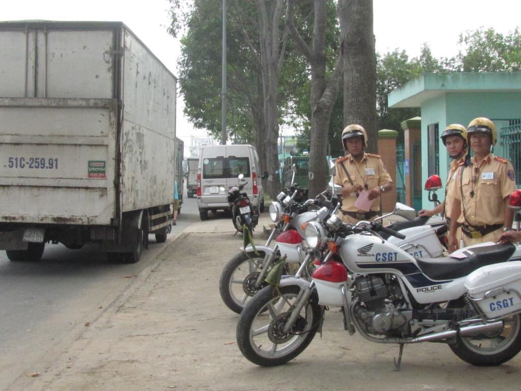 Cảnh sát giao thông kiểm tra tải trọng xe trên đường Hùng Vương, TP Tân An.