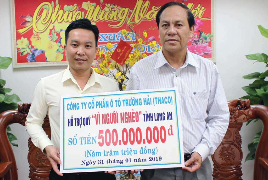 Phó Chủ tịch UBMTTQ Việt Nam tỉnh - Lê Văn Hùng (bìa phải) tiếp nhận  500 triệu đồng ủng hộ Quỹ Vì người nghèo của tỉnh
