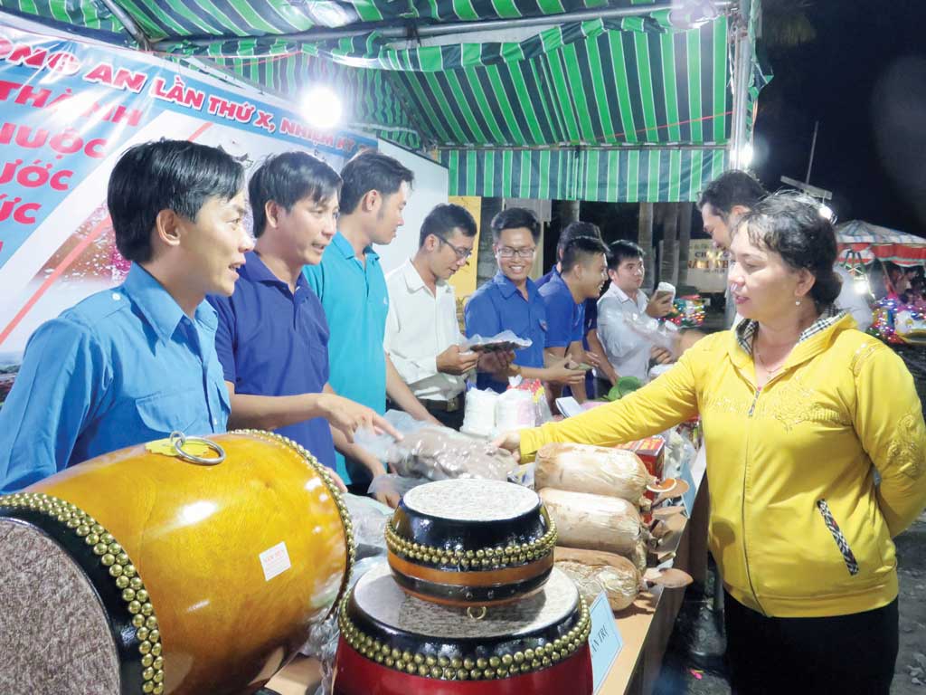 Phiên chợ hàng Việt về nông thôn kết hợp “Ngày Hội Thanh niên khởi nghiệp năm 2017” tổ chức tại huyện Tân Trụ