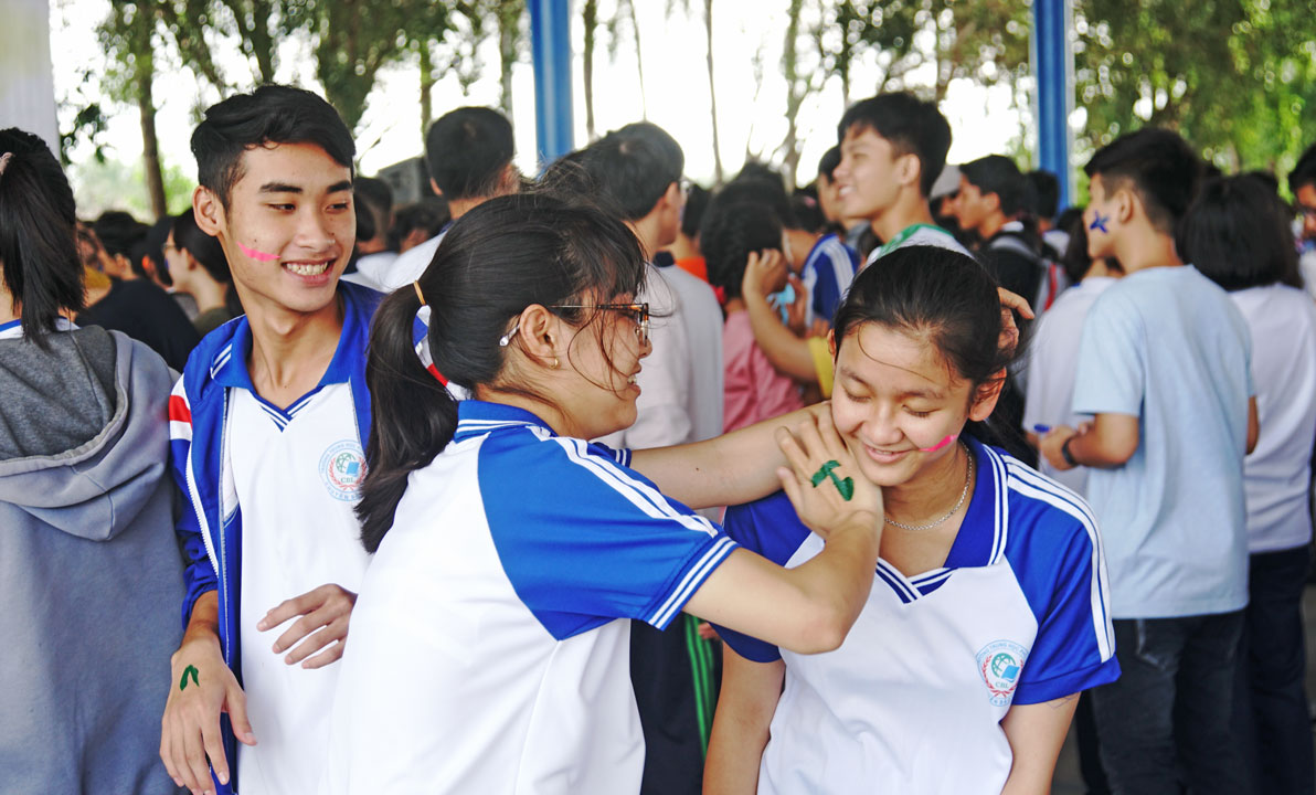 Mỗi đội có thời gian 3 phút để đặt tên đội và dùng màu nước để vẽ ký hiệu lên các thành viên. Trong đó, thành viên của mỗi đội là học sinh của nhiều trường khác nhau