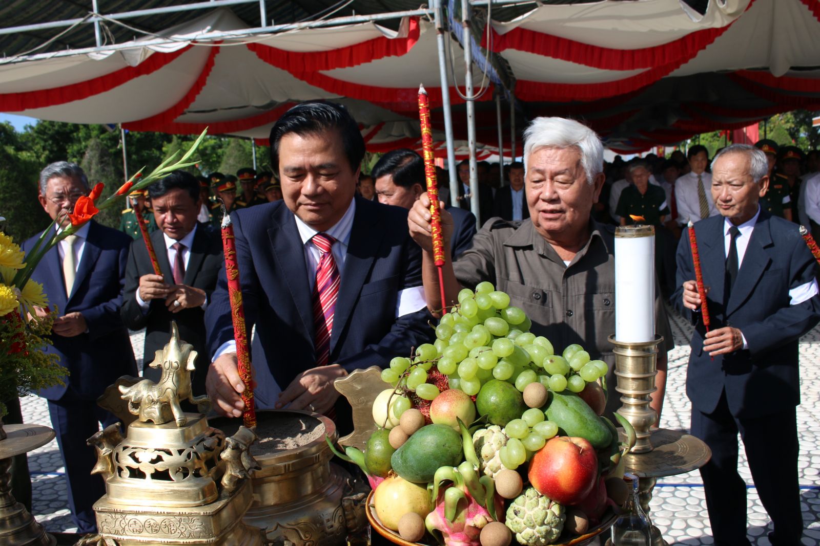 Delegates offer incense to pray for the souls of heroes and martyrs