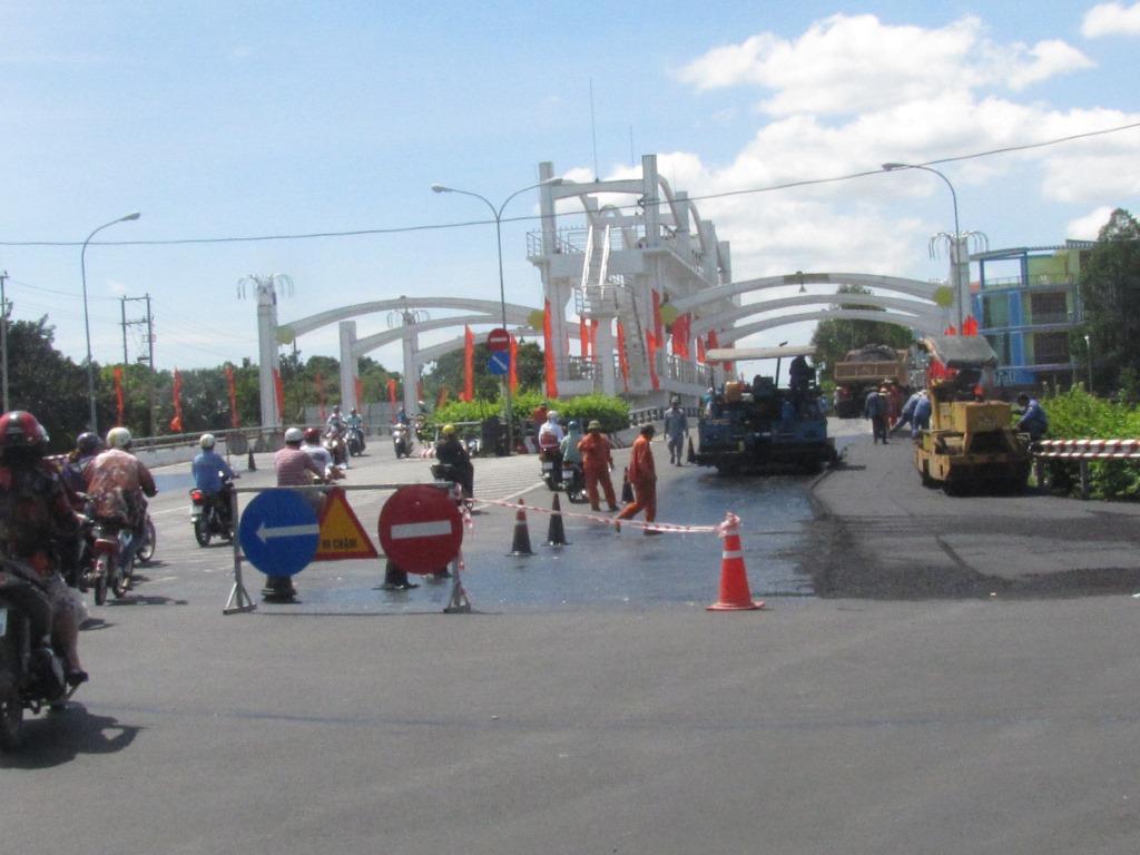 The section of Bao Dinh bridge is under construction