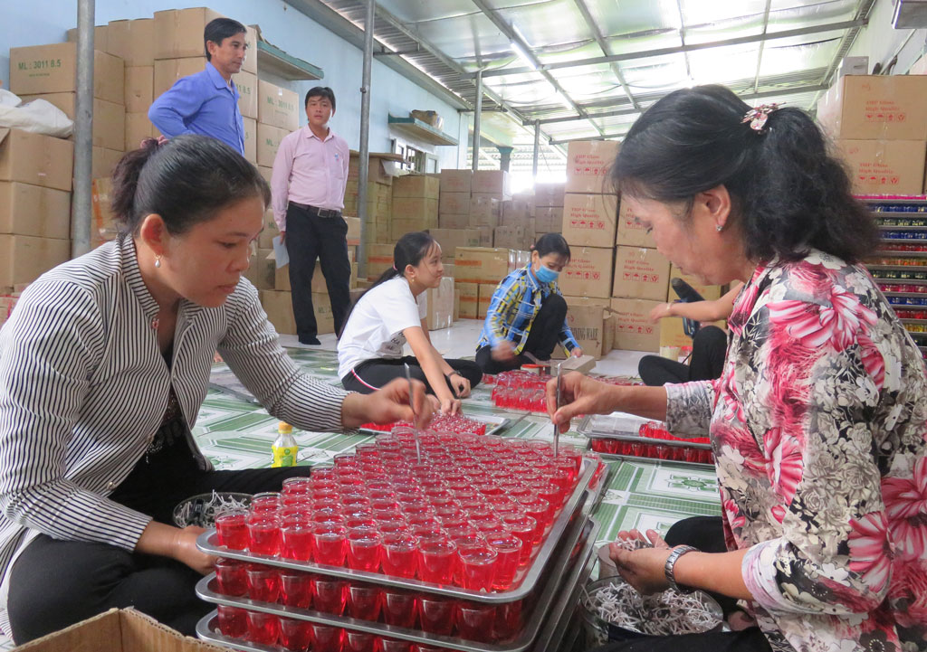 Cơ sở sản xuất đèn cầy do ông Mai Xuân Kim làm chủ tạo việc làm cho nhiều lao động địa phương