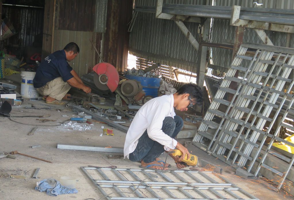 Cơ sở sản xuất cửa sắt do ông Phạm Tấn Dự làm chủ tạo việc làm cho 4 lao động