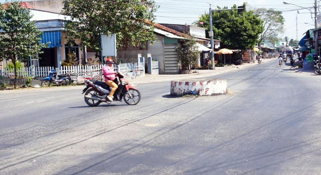 Giao lộ ĐT 827B-ĐH Lộ Dừa (Vòng xuyến chợ Kỳ Son, xã Bình Quới) sẽ được lắp miếng dán phản quang.
