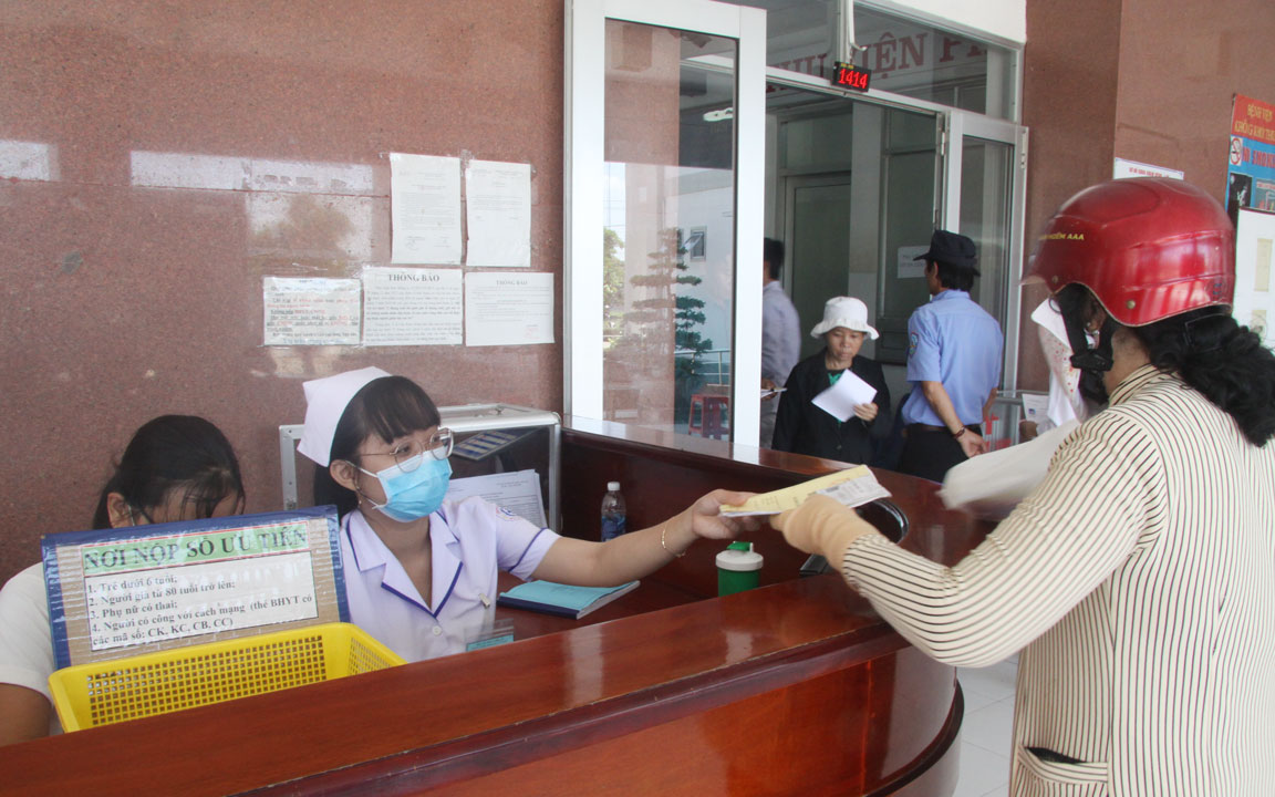 Tại Trung tâm Y tế huyện Cần Đước, hầu hết bệnh nhân đến khám, chữa bệnh đều sử dụng bảo hiểm y tế