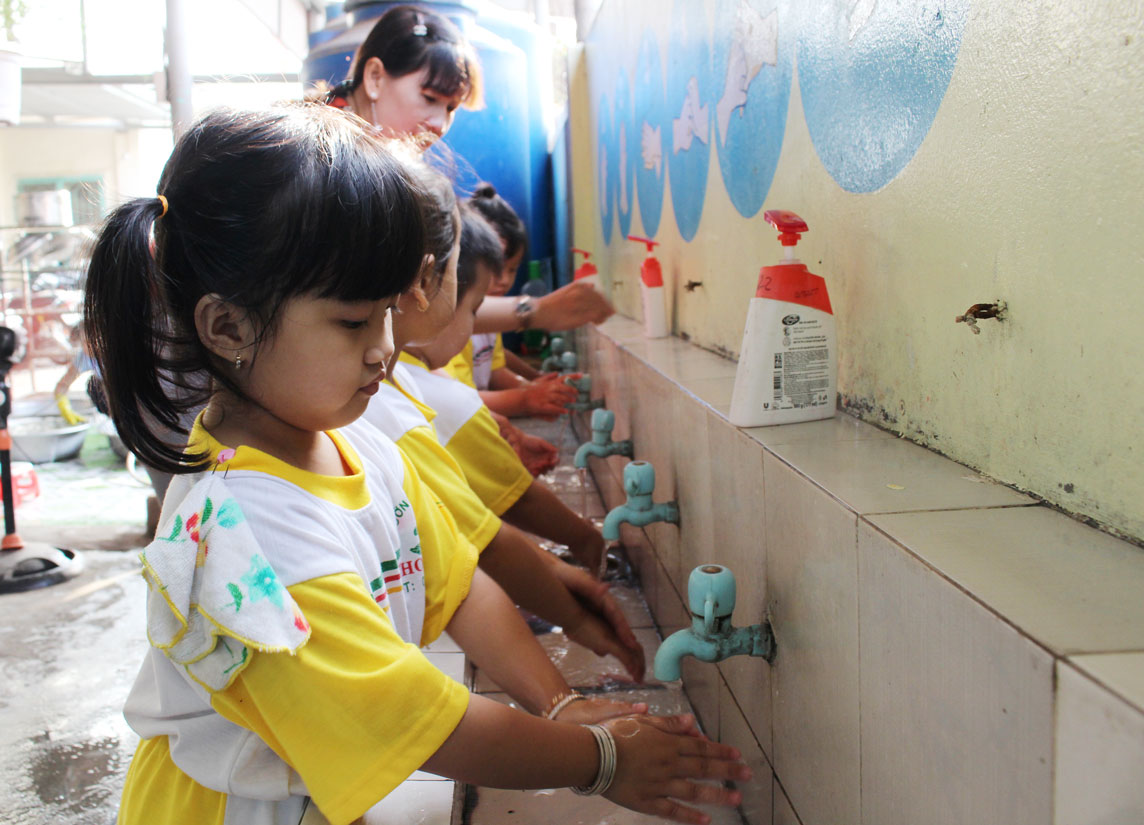 Rửa tay thường xuyên với xà phòng dưới vòi nước sạch là biện pháp hiệu quả bảo vệ sức khỏe bản thân và cộng đồng