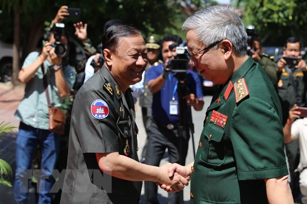Đại tướng Neang Phat chào đón Thượng tướng Nguyễn Chí Vịnh. (Ảnh: Minh Hưng/TTXVN)