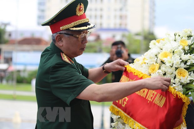 Đoàn đến dâng hương và đặt vòng hoa tại Đài Hữu nghị Việt Nam-Campuchia. (Ảnh: TTXVN)
