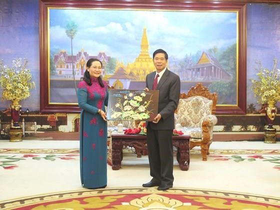 Vice Secretary of the HCM City Committee of the Communist Party of Vietnam and Chairwoman of the municipal People’s Council Nguyen Thi Le (R) presents a gift to Politburo member, Secretary of the Vientiane municipal Committee of the Lao People’s Revolutionary Party and Mayor of Vientiane city Sinlavong Khutphaythun at the meeting on July 24 (Photo: sggp.org.vn)