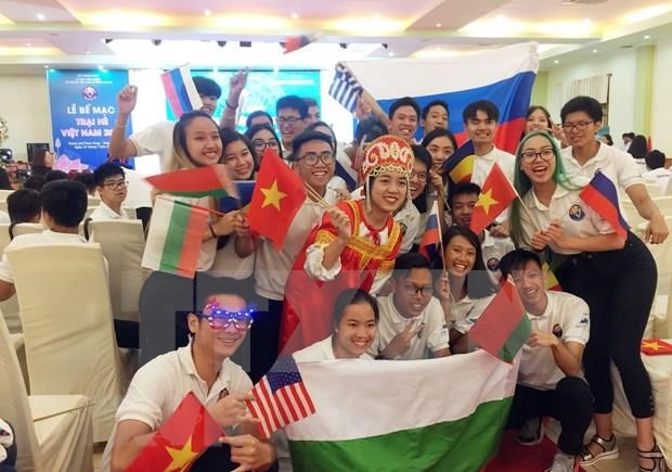 Vietnam Summer Camp 2019 ends in warm atmosphere Young Vietnamese expats pose for a photo at the closing event of the Vietnam Summer Camp 2019. (Photo: VNA)