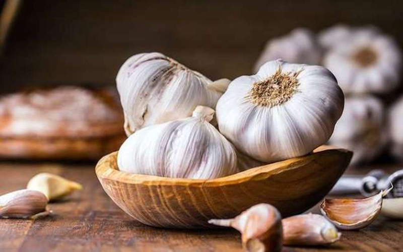 Tỏi chứa hợp chất có tên allicin tốt cho sức khỏe, giúp thanh lọc cơ thể, loại bỏ các chất độc và hỗ trợ hệ tiêu hóa khỏe mạnh.