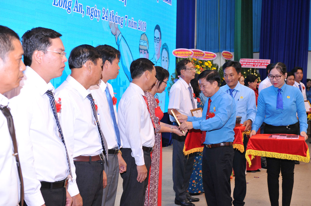 Chủ tịch Liên đoàn Lao động tỉnh - Nguyễn Văn Quí trao tặng Kỷ niệm chương “Vì sự nghiệp xây dựng tổ chức Công đoàn”