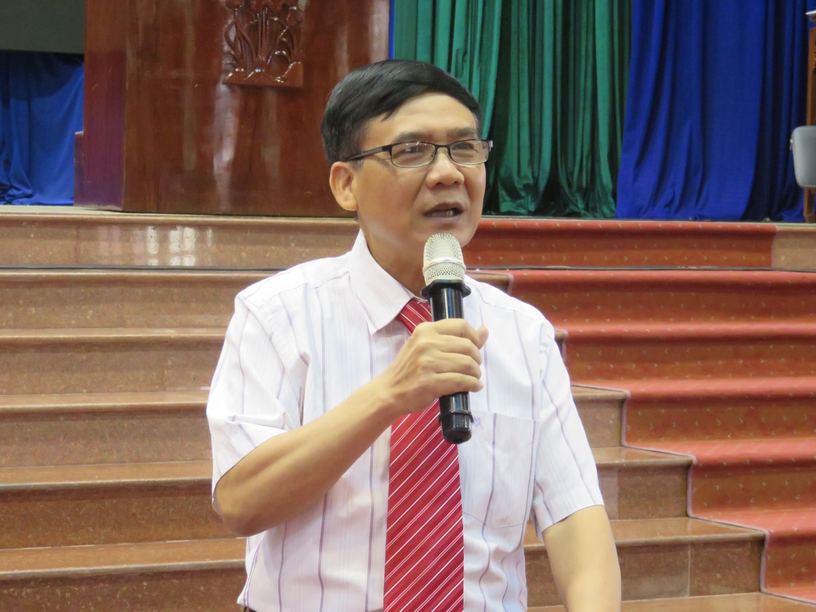 PGS.TS Nguyễn Thừa Lộc - giảng viên cao cấp Trường Đại học Kinh tế Quốc dân phổ biến thông tin tại hội nghị
