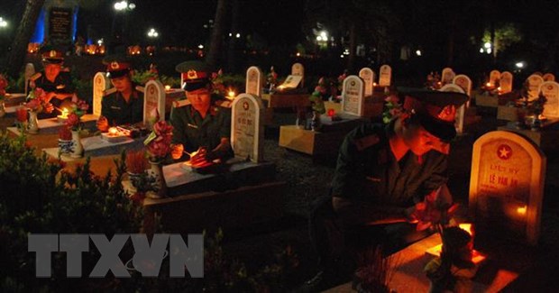Hơn 800 đoàn viên, thanh niên thắp nến tri ân tại trên 10.700 ngôi mộ ở Nghĩa trang Liệt sỹ Quốc gia Đường 9. (Ảnh: Thanh Thủy/TTXVN)